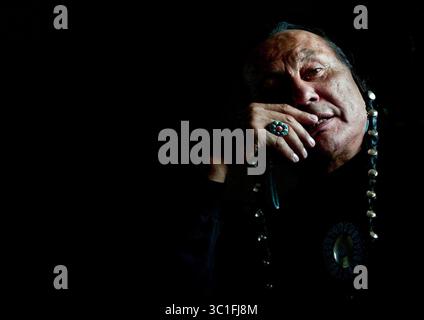 Russell Means (10 novembre 1939 C 22 octobre 2012) était un Oglala Sioux activiste pour les droits des Amérindiens. Il est devenu un membre éminent du mouvement amérindien (AIM). Means était connu pour son rôle dans le film The Last of the Mohicans et s'était présenté sans succès à la nomination libertaire à la présidence en 1988. PHOTO : Oct. 25, 2002 - Pine Ridge, Dakota du Sud, États-Unis - RUSSELL MEANS, activiste indien amérindien, est candidat à la présidence de la tribu Oglala Sioux sur la réserve indienne de Pine Ridge dans le Dakota du Sud. (Image de crédit : Mike Zerby/Minneapolis Star Banque D'Images