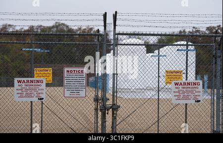 9 octobre 2012 - Welch, Minnesota, États-Unis - les barres de combustible nucléaire usé sont stockées derrière une clôture à double maillon de chaîne dans ces tonneaux. La centrale nucléaire de Xcel Energy Prairie Island, au nord de Red Wing, cherche à augmenter la production électrique de la centrale. Mardi 9 octobre 2012 (image crédit : Glen Stubbe/Minneapolis Star Tribune/TNS via ZUMA Wire) Banque D'Images