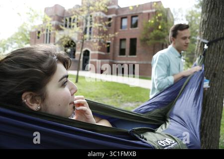 10 mai 2017 - Northfield, Minnesota, USA - Alexandra Mascolo est partie, et Ben Parsell les deux étudiants de deuxième année à l'Olaf ont réagi mercredi à la nouvelle que l'écriture d'une note raciste et laissé sur la voiture d'un étudiant noir le 29 avril était un canular mercredi 10 mai 2017 à Northfield MN. (Crédit image : Jerry Holt/Minneapolis Star Tribune/TNS via ZUMA Wire) Banque D'Images