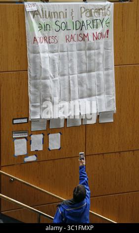 10 mai 2017 - Northfield, Minnesota, États-Unis - Un étudiant a pris une photo d'une bannière qui était accrochée dans Buntrock Commons à l'occasion Olaf. Le collège a publié à la déclaration mercredi que l'écriture d'une note raciste et laissé sur la voiture d'un étudiant noir avril 29 était un canular mercredi 10 mai 2017 à Northfield MN. (Crédit image : Jerry Holt/Minneapolis Star Tribune/TNS via ZUMA Wire) Banque D'Images