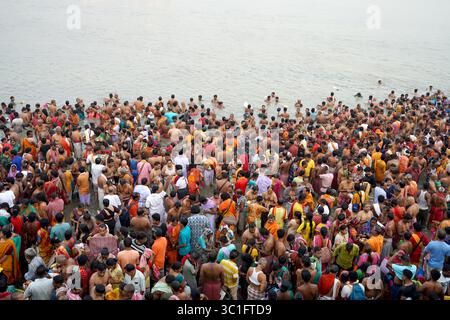 14 octobre 2023, Babughat, Kolkata, Bengale occidental, Inde. Des milliers de personnes se rassemblent pour le bain sacré sur les rives du Gange Banque D'Images