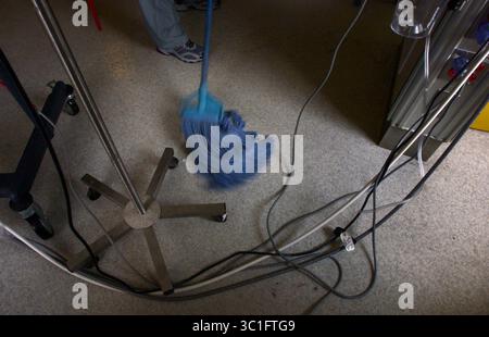 Jan 08, 2005 - Toronto, ON, CANADA - la zone du lit du patient est nettoyée dans l'unité de soins intensifs (CRCU) du Sunnybrook and Women's College Hospital pendant que le patient est absent après une tomodensitométrie. (Crédit image : Rick Madonik/Minneapolis Star Tribune/TNS via ZUMA Wire) Banque D'Images