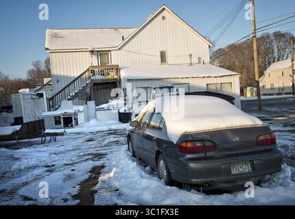 Dec. 13, 2012 - Minnesota, États-Unis - Ryan Larsons voiture est toujours dans le stationnement derrière le Winner's Bar à Cold Spring où un policier a récemment été abattu. La bande de preuve est aussi sur la porte de son appartement au-dessus du bar. Mercredi 13 décembre 2012. (Crédit image : Glen Stubbe/Minneapolis Star Tribune/TNS via ZUMA Wire) Banque D'Images