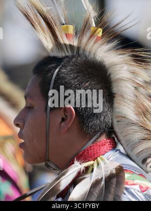 02 septembre 2005 ; Ponemah, MN, États-Unis; de gauche à droite : vêtu d'une tenue donnée par son père, ChonGai'la Morris danse au Ponemah Powwow. ChonGai'la a passé deux mois durant l'été à danser au powwos pour l'aider à accepter les souvenirs qui le hantent depuis la fusillade. Crédit obligatoire : photo par /Minneapolis Star T/ZUMA Press. (©) Copyright 2005 par Minneapolis Star T (crédit image : Richard Tsong-Taatarii/Minneapolis Star Tribune/TNS via ZUMA Wire) Banque D'Images