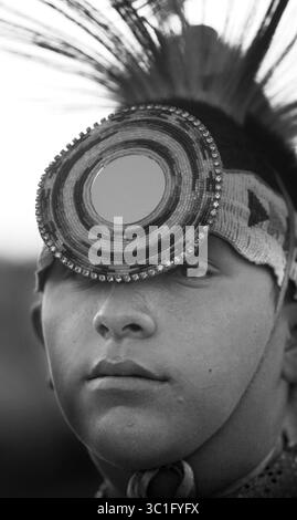 02 septembre 2005 ; Ponemah, MN, États-Unis; de gauche à droite : vêtu d'une tenue donnée par son père, ChonGai'la Morris danse au Ponemah Powwow. ChonGai'la a passé deux mois durant l'été à danser au powwos pour l'aider à accepter les souvenirs qui le hantent depuis la fusillade. Crédit obligatoire : photo par /Minneapolis Star T/ZUMA Press. (©) Copyright 2005 par Minneapolis Star T (crédit image : Richard Tsong-Taatarii/Minneapolis Star Tribune/TNS via ZUMA Wire) Banque D'Images