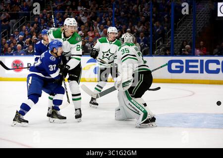 14 février 2019 - Tampa, Floride, États-Unis - DOUGLAS R. CLIFFORD | Times.Un tir du défenseur Lightning de Tampa Bay Mikhail Sergachev (98) survole le gardien des Dallas Stars Anton Khudobin (35) pour un but avec le Lightning de Tampa Bay Yanni Gourde (37) défiant l'aile gauche des Dallas Stars Roope Hintz (24) lors de la première période du match des jeudis (14/02/19) entre le Lightning de la Tampa Bay et les Stars Amalie à Dallas Arena. (Crédit image : © Douglas R. Clifford/Tampa Bay Times via ZUMA Wire) Banque D'Images