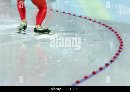 21 février 2006 ; Turin, Piémont, ITALIE; JEUX OLYMPIQUES D'HIVER de TURIN 2006 : L'Italien Enrico Fabris a profité du coup de fouet à domicile et a battu l'américain Shani Davis par .16 de seconde pour remporter la médaille d'or au 1500 mètres masculin en patinage de vitesse mardi soir à l'Oval Lingotto de Turin. Chad Hedrick, des États-Unis, a remporté le bronze. SUR CETTE PHOTO : Shepel Dmitry de Russie au début de sa manche dans la course masculine de patinage de vitesse de 1500 mètres mardi soir. Crédit obligatoire : photo par /Minneapolis Star T/ZUMA Press. (©) Copyright 2006 par Minneapolis Star T (crédit image : Jeff Wheeler/Minneapolis Star tribu Banque D'Images
