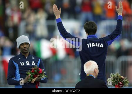 21 février 2006 ; Turin, Piémont, ITALIE; JEUX OLYMPIQUES D'HIVER de TURIN 2006 : L'Italien Enrico Fabris a profité du coup de fouet à domicile et a battu l'américain Shani Davis par .16 de seconde pour remporter la médaille d'or au 1500 mètres masculin en patinage de vitesse mardi soir à l'Oval Lingotto de Turin. Chad Hedrick, des États-Unis, a remporté le bronze. SUR CETTE PHOTO : la médaillée d’argent américaine Shani Davis applaudissait poliment tandis que le médaillé d’or italien Enrico Fabris saluait les applaudissements des fans lors de l’Oval Lingotto mardi soir. Crédit obligatoire : photo par /Minneapolis Star T/ZUMA Press. (©) Copyright 2006 par Minneapoli Banque D'Images