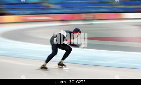 21 février 2006 ; Turin, Piémont, ITALIE; JEUX OLYMPIQUES D'HIVER de TURIN 2006 : L'Italien Enrico Fabris a profité du coup de fouet à domicile et a battu l'américain Shani Davis par .16 de seconde pour remporter la médaille d'or au 1500 mètres masculin en patinage de vitesse mardi soir à l'Oval Lingotto de Turin. Chad Hedrick, des États-Unis, a remporté le bronze. SUR CETTE PHOTO : Chad Hedrick, des États-Unis, lors de sa victoire de médaille de bronze dans la course de patinage de vitesse de 1500 mètres mardi soir. Crédit obligatoire : photo par /Minneapolis Star T/ZUMA Press. (©) Copyright 2006 par Minneapolis Star T (crédit image : Jeff Wheeler/Minneapolis Star Banque D'Images