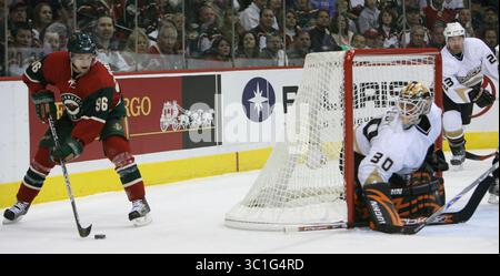 APR 15, 2007 - établi Paul, MN, USA - les sept matchs entre les Ducks d'Anaheim et le Wild du Minnesota cette saison ont été décidés par un but. Les Ducks ont certainement l'avantage, cependant, après avoir utilisé une défense dominante et étouffante et des équipes spéciales supérieures pour prendre une avance de 3-0 sur le Wild dans ce quart de finale de la Conférence occidentale... PHOTO : PIERRE-MARC BOUCHARD du Wild cherchait un coéquipier auquel passer tandis que le gardien de Ducks ILYA BRYGALOV gardait un œil sur lui. .. (Crédit image : Jeff Wheeler/Minneapolis Star Tribune/TNS via ZUMA Wire) Banque D'Images