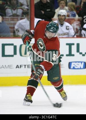 APR 15, 2007 - établi Paul, MN, USA - les sept matchs entre les Ducks d'Anaheim et le Wild du Minnesota cette saison ont été décidés par un but. Les Ducks ont certainement l'avantage, cependant, après avoir utilisé une défense dominante et étouffante et des équipes spéciales supérieures pour prendre une avance de 3-0 sur le Wild dans ce quart de finale de la Conférence occidentale... PHOTO : Petteri Nummelin du Wild a pris un coup de gifle à partir du point en première période. .. (Crédit image : Jeff Wheeler/Minneapolis Star Tribune/TNS via ZUMA Wire) Banque D'Images