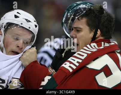 APR 15, 2007 - établi Paul, MN, USA - les sept matchs entre les Ducks d'Anaheim et le Wild du Minnesota cette saison ont été décidés par un but. Les Ducks ont certainement l'avantage, cependant, après avoir utilisé une défense dominante et étouffante et des équipes spéciales supérieures pour prendre une avance de 3-0 sur le Wild dans ce quart de finale de la Conférence occidentale... SUR LA PHOTO : Branko Radivojevic du Wild et Samuel Pahlsson des Ducks ont éclaté à la fin de la troisième période... (Crédit image : Jeff Wheeler/Minneapolis Star Tribune/TNS via ZUMA Wire) Banque D'Images