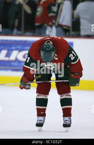 APR 15, 2007 - établi Paul, MN, USA - les sept matchs entre les Ducks d'Anaheim et le Wild du Minnesota cette saison ont été décidés par un but. Les Ducks ont certainement l'avantage, cependant, après avoir utilisé une défense dominante et étouffante et des équipes spéciales supérieures pour prendre une avance de 3-0 sur le Wild dans ce quart de finale de la Conférence occidentale... PHOTO : Mark Parrish du Wild s'est attardé sur la glace après que le buzzer a quitté le Wild sur la fin perdante d'un match 2-1 et vers le bas pour la série trois jeux à Nil... (Crédit image : Jeff Wheeler/Minneapolis Star Tribune/TNS via ZUMA Wire) Banque D'Images