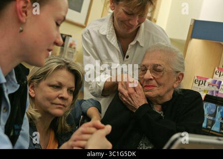 15 mai 2006 ; White Bear Lake, MN, États-Unis ; CUB Food Pharmacy avait une table avec de l'aide pour les aînés essayant de comprendre comment faire avant la date limite d'aujourd'hui. Medicare Help était disponible pour ceux qui pouvaient prendre le temps d'attendre parfois une heure ou plus pour voir quelqu'un. Margaret Welte, âgée de 77 ans, était avec deux de ses filles qui essayaient de passer au crible les informations depuis des semaines pour elle. Margarets mari 81 ans, vieux Fred était à la maison avec d'autres membres de la famille à son chevet pour ce qui pourrait possiblement son dernier jour. Alida Purmalietis, travailleuse de Medicare Matters (à l'extrême gauche), a expliqué les options et a défait confusio Banque D'Images