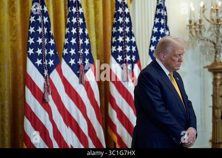 Washington, États-Unis. 22 juillet 2025. Le président AMÉRICAIN Donald Trump prie lors d’une réception avec les membres républicains du Congrès dans la salle est de la Maison Blanche à Washington, DC le mardi 22 juillet 2025. Photo de Yuri Gripas/UPI crédit : UPI/Alamy Live News Banque D'Images