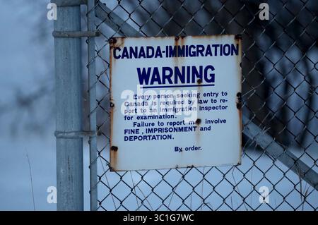 27 janvier 2017 - Noyes, MN, USA - États-Unis - L'ancien poste frontalier américain maintenant fermé et abandonné jeudi 26 janvier 2017, à Noyes, MN. Le nombre de passages illégaux depuis les États-Unis vers le Canada, y compris depuis le Minnesota, a bondi récemment, même pendant les mois froids. Il n'y a pas de clôture, pas de mur à la frontière de Noyes, Minnesota avec le Canada. Au lieu de cela, tout ce qui empêche les gens de franchir illégalement la frontière où la route se termine est un panneau d'arrêt et une barrière métallique. Les autorités canadiennes ont constaté une augmentation marquée du nombre de personnes traversant la frontière près d’Emerson et demandant l’asile à Cana Banque D'Images