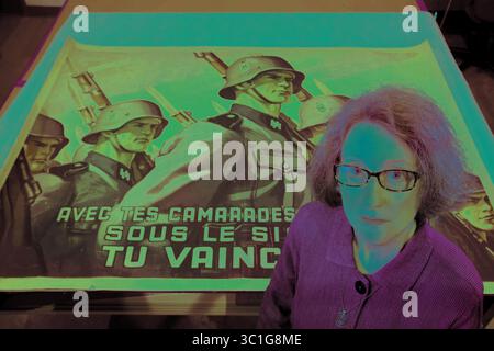 10 mai 2017 - Northfield, Minnesota, États-Unis - Dr Dolores Peters. Professeur agrégé d'histoire au St Olaf College, a tenu devant, une affiche de l'effort nazi pour recruter de jeunes Français pour rejoindre l'unité Waffen-SS de l'armée allemande mercredi 10 mai 2017 à Northfield, MN. (Crédit image : Jerry Holt/Minneapolis Star Tribune/TNS via ZUMA Wire) Banque D'Images