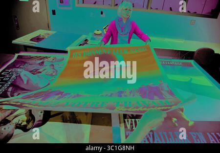 10 mai 2017 - Northfield, Minnesota, États-Unis - Mona Weselmann, spécialiste des collections au Flaten Art Museum at tenu Olaf College, a disposé des affiches de propagande nazie de la seconde Guerre mondiale recueillies par l'historien Duncan Emrich sur une table mercredi 10 mai 2017 à Northfield, MN. (Crédit image : Jerry Holt/Minneapolis Star Tribune/TNS via ZUMA Wire) Banque D'Images