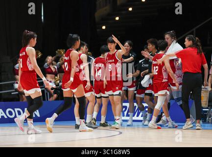 Essen, Allemagne. 22 juillet 2025. Les joueuses chinoises remontent le moral lors du match de quaterfinale féminin de basket-ball entre la Chine et le Japon aux Jeux universitaires mondiaux Rhin-Ruhr 2025 de la FISU à Essen, Allemagne, le 22 juillet 2025. Crédit : Zhang Fan/Xinhua/Alamy Live News Banque D'Images