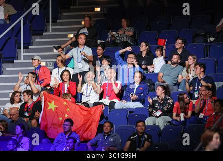 Essen, Allemagne. 22 juillet 2025. Les supporters encouragent les joueuses chinoises lors du match de quaterfinal féminin de basket-ball entre la Chine et le Japon aux Jeux universitaires mondiaux Rhin-Ruhr 2025 de la FISU à Essen, Allemagne, le 22 juillet 2025. Crédit : Zhang Fan/Xinhua/Alamy Live News Banque D'Images