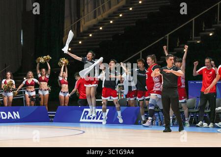 Essen, Allemagne. 22 juillet 2025. Les joueuses chinoises applaudissent après avoir remporté le match de quaterfinale féminin de basket-ball entre la Chine et le Japon aux Jeux universitaires mondiaux Rhin-Ruhr 2025 de la FISU à Essen, Allemagne, le 22 juillet 2025. Crédit : Zhang Fan/Xinhua/Alamy Live News Banque D'Images