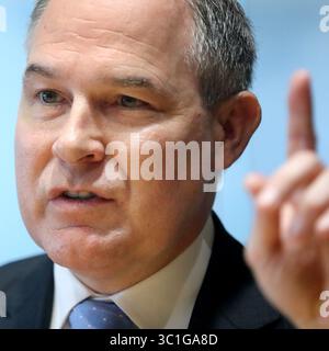 19 juillet 2017 - Minneapolis, MN, États-Unis - le commissaire de l'EPA Scott Pruitt a visité le Minnesota pour discuter de la qualité de l'eau et de la pollution, entre autres sujets mercredi 19 juillet 2017, au Star Tribune à Minneapolis, MN..... le commissaire Scott Pruitt visite le Minnesota pour discuter, nous croyons, de la qualité de l'eau et de la pollution. (Crédit image : David Joles/Minneapolis Star Tribune/TNS via ZUMA Wire) Banque D'Images