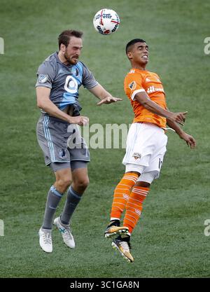 19 juillet 2017 - Minneapolis, MN, USA - Brent Kallman (14 ans) et Mauro Manotas (19 ans) ont tenté de prendre la tête du ballon en première mi-temps. .... .. - 19 juillet 2017, Minneapolis, MN, TCF Bank Stadium, MLS, Soccer, Minnesota United FC vs Houston Dynamo (crédit image : Carlos Gonzalez/Minneapolis Star Tribune/TNS via ZUMA Wire) Banque D'Images