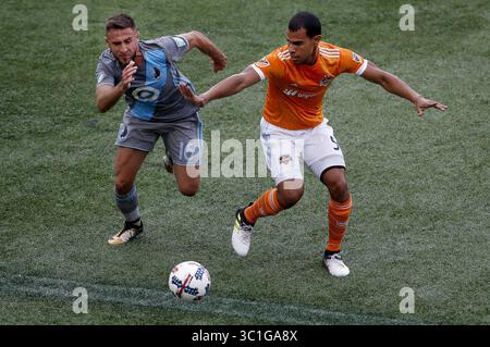 19 juillet 2017 - Minneapolis, MN, USA - Bashkim Kadrii (16 ans) et Juan Cabezas (5 ans) se sont battus pour le ballon en première mi-temps. .... .. - 19 juillet 2017, Minneapolis, MN, TCF Bank Stadium, MLS, Soccer, Minnesota United FC vs Houston Dynamo (crédit image : Carlos Gonzalez/Minneapolis Star Tribune/TNS via ZUMA Wire) Banque D'Images