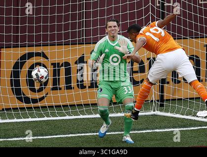 19 juillet 2017 - Minneapolis, MN, États-Unis - Mauro Manotas (19) a raté une occasion de marquer en tête d'un ballon devant Bobby Shuttleworth, gardien du Minnesota, en première mi-temps. .... .. - 19 juillet 2017, Minneapolis, MN, TCF Bank Stadium, MLS, Soccer, Minnesota United FC vs Houston Dynamo (crédit image : Carlos Gonzalez/Minneapolis Star Tribune/TNS via ZUMA Wire) Banque D'Images