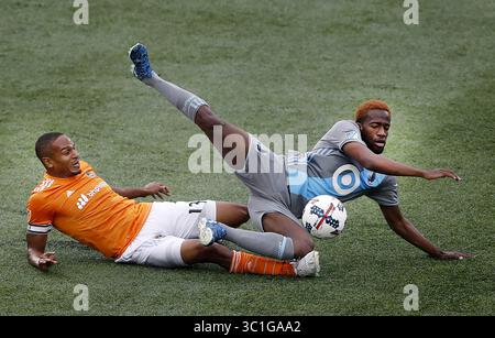 19 juillet 2017 - Minneapolis, MN, États-Unis - Ricardo Clark (13 ans) et Kevin Molino (18 ans) se sont battus pour le ballon en première mi-temps. .... .. - 19 juillet 2017, Minneapolis, MN, TCF Bank Stadium, MLS, Soccer, Minnesota United FC vs Houston Dynamo (crédit image : Carlos Gonzalez/Minneapolis Star Tribune/TNS via ZUMA Wire) Banque D'Images