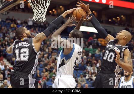 Mars 8, 2016 - Minneapolis, MN, États-Unis - San Antonio Spurs LaMarcus Aldridge gauche et attaquant David West (30) a bloqué une tentative de tir du Minnesota Timberwolves Center Gorgui Dieng (5) au Target Center mardi 8 mars 2016 à Minneapolis, MN. Les Timberwolves du Minnesota ont accueilli les Spurs de San Antonio. / (Crédit image : Jerry Holt/Minneapolis Star Tribune/TNS via ZUMA Wire) Banque D'Images