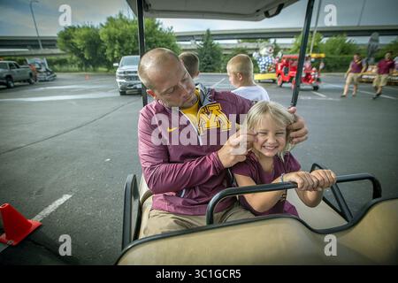 19 juillet 2017 - Minneapolis, MN, États-Unis - PJ Fleck a attendu avec ses enfants, y compris Paisley, 4 ans, pour diriger le défilé de la flamme de l'énergie centrale en tant que grand marshal, le 19 juillet 2017 à Minneapolis, MN. (Crédit image : Elizabeth Flores/Minneapolis Star Tribune/TNS via ZUMA Wire) Banque D'Images