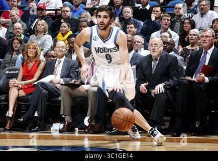 31 mars 2014 - Eden Prairie, MN, États-Unis - Minnesota Timberwolves Ricky Rubio (9). Glen Taylor, propriétaire des Timberwolves du Minnesota. Minnesota Timberwolves entraîneur-chef Rick Adelman. - 31 mars 2014, Minneapolis, Minn., Target Center, NBA, Minnesota Timberwolves v. Los Angeles Clippers (image crédit : Carlos Gonzalez/Minneapolis Star Tribune/TNS via ZUMA Wire) Banque D'Images