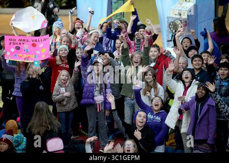 13 novembre 2014 - Minneapolis, MN, États-Unis - les élèves de l'école primaire Hilltop ont encouragé leur principale Sue Vallafskey alors qu'elle se balançait au-dessus de la tyrolienne Mall of America, jeudi 13 novembre 2014 à Bloomington, MN. Vallafskey s'est joint à d'autres directeurs d'école et enseignants pour sensibiliser à la journée ''Give to the Max'', l'extravagance annuelle qui a permis de recueillir 17 millions de dollars en 24 heures l'an dernier. (/STAR TRIBUNE) (crédit image : Elizabeth Flores/Minneapolis Star Tribune/TNS via ZUMA Wire) Banque D'Images
