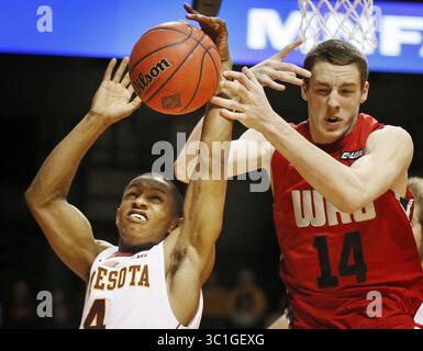 18 novembre 2014 - Minneapolis, Minnesota, États-Unis - le garde des Golden Gophers du Minnesota DeAndre Mathieu (4) a tiré un rebond défensif sur l'attaquant Ben Lawson (14) des Western Kentucky Hilltoppers mardi à Williams Arena le 18 novembre 2014 à Minneapolis, Minnesota. Le Minnesota a accueilli le Western Kentucky mardi soir à Williams Arena. (Crédit image : Jerry Holt/Minneapolis Star Tribune/TNS via ZUMA Wire) Banque D'Images
