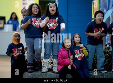 13 novembre 2014 - Minneapolis, MN, États-Unis - les élèves de l'école primaire Bruce Vento ont vu leur professeur de deuxième année Phuong Tran se balancer au-dessus d'eux à la tyrolienne Mall of America, jeudi 13 novembre 2014 à Bloomington, MN. (/STAR TRIBUNE) (crédit image : Elizabeth Flores/Minneapolis Star Tribune/TNS via ZUMA Wire) Banque D'Images