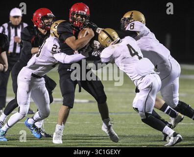 7 novembre 2014 - Woodbury, MN, États-Unis - Eden Prairie Runningback Will Rains (13) est abattu par Alexander Johnson (23) et Sam Cobbs (4) d'Eastridge High lors du premier quart de match éliminatoire vendredi 7 novembre 2014, au Woodbury High à Woodbury, MN. Eden Prairie et Eastridge High en playoff football vendredi 7 novembre 2014, au Woodbury High à Woodbury, MN. (Crédit image : David Joles/Minneapolis Star Tribune/TNS via ZUMA Wire) Banque D'Images