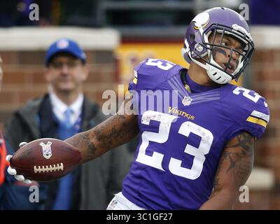 23 novembre 2014 - Minneapolis, MN, États-Unis - Vikings Running Back Joe Banyard (23) a été chassé des limites au troisième quart-temps. Green Bay a battu le Minnesota par un score final de 24-21. - 23 novembre 2014, Minneapolis, Minn., stade TCF Bank, NFL, Minnesota Vikings v. Green Bay Packers (crédit image : Carlos Gonzalez/Minneapolis Star Tribune/TNS via ZUMA Wire) Banque D'Images