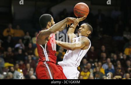 18 novembre 2014 - Minneapolis, Minnesota, États-Unis - le garde des Golden Gophers du Minnesota DeAndre Mathieu (4) a essayé de marquer sur le garde des Western Kentucky Hilltoppers Trency Jackson (3) mardi à Williams Arena 18 novembre 2014 à Minneapolis, Minnesota. Minnesota a battu Western Kentucky 76-54 mardi soir à Williams Arena. (Crédit image : Jerry Holt/Minneapolis Star Tribune/TNS via ZUMA Wire) Banque D'Images