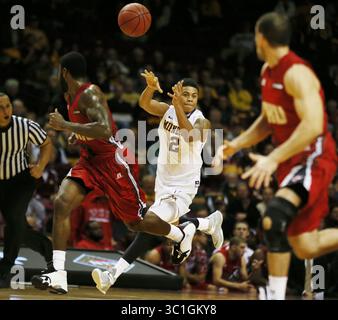 18 novembre 2014 - Minneapolis, Minnesota, É.-U. - Nate Mason (2), garde des Golden Gophers du Minnesota, a passé la balle mardi à Williams Arena le 18 novembre 2014 à Minneapolis, Minnesota. Minnesota a battu Western Kentucky 76-54 mardi soir à Williams Arena. (Crédit image : Jerry Holt/Minneapolis Star Tribune/TNS via ZUMA Wire) Banque D'Images