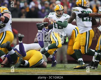 23 novembre 2014 - Minneapolis, Minnesota, États-Unis - Green Bay Packers quarterback Aaron Rodgers (12) a été forcé de sortir de la poche dans la deuxième moitié dimanche 23 novembre 2014 à Minneapolis, Minnesota. Les Vikings du Minnesota ont accueilli les Green Bay Packers au stade TCF Bank. (Crédit image : Jerry Holt/Minneapolis Star Tribune/TNS via ZUMA Wire) Banque D'Images