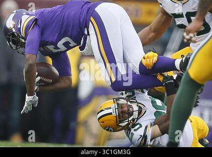 23 novembre 2014 - Minneapolis, Minnesota, É.-U. - Green Bay Packers cornerback Casey Hayward (29) a bouleversé le quarterback des Vikings du Minnesota Teddy Bridgewater (5) dans la première moitié dimanche 23 novembre 2014 à Minneapolis, Minnesota. Les Vikings du Minnesota ont accueilli les Green Bay Packers au stade TCF Bank. (Crédit image : Jerry Holt/Minneapolis Star Tribune/TNS via ZUMA Wire) Banque D'Images