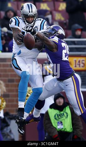 30 novembre 2014 - Minneapolis, MN, États-Unis - Xavier Rhodes (29) a brisé une passe destinée à Kelvin Benjamin (13) au troisième quart-temps. - 30 novembre 2014, Minneapolis, Minn., stade TCF Bank, NFL, Minnesota Vikings v. Carolina Panthers (crédit image : Carlos Gonzalez/Minneapolis Star Tribune/TNS via ZUMA Wire) Banque D'Images