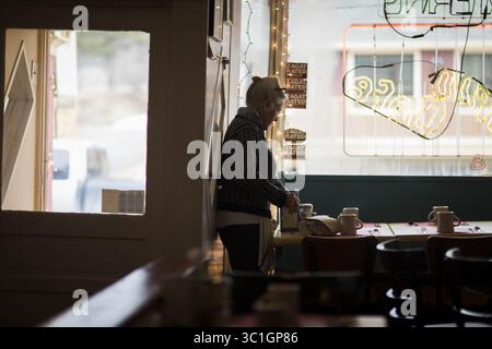 17 février 2017 - Tannersville, NY, USA - DOSSIER -- Une serveuse dans un restaurant à Tannersville, New York, 17 février 2017. Dans le cadre d’un plan de compromis, les employeurs ne seraient en mesure de redistribuer les pourboires workersâ€™ que dans des circonstances limitées, et ne seraient pas en mesure de conserver une part pour eux-mêmes. (Crédit image : Leslye Davis/Minneapolis Star Tribune/TNS via ZUMA Wire) Banque D'Images