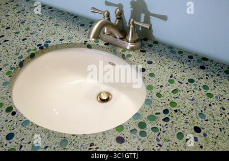 Février 2, 2007 - Arden Hills, MN, États-Unis - février 2, 2007 - Arden Hills, MN -- Un comptoir en verre recyclé a été utilisé dans l'une des salles de bains. Les comptoirs des maisons (salle de bain, cuisine, buanderie, bar) répondent aux exigences des EPPS. Sean Morrissey de MORR construction a construit une maison certifiée LEED à Arden Hills, MN. INFORMATIONS GÉNÉRALES : Green Building et la variété des programmes de certification disponibles. Sean Morrissey a construit la première maison certifiée LEED dans les villes jumelles. (Crédit image : Carlos Gonzalez/Minneapolis Star Tribune/TNS via ZUMA Wire) Banque D'Images