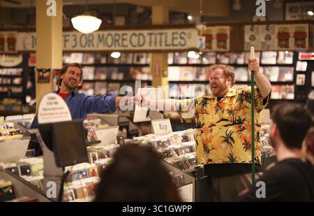 Avril 29, 2018 - Minneapolis, MN, U.S.A - Taras Wybaczynsky dans le rôle de Rob, à gauche, dans une scène dans ''High Fidelity'' avec Cameron Reeves dans le rôle de Barry lors de la première répétition de la robe dimanche soir dans le fœtus électrique. ....Pour son dernier spectacle de la saison 2017-18, le Minneapolis musical Theatre met en scène la comédie musicale pop-rock ''High Fidelity'', basée sur le roman de Nick Hornby de 1995 et le film Touchstone de 2000 avec John Cusack et Jack Black. La première de la région de l'émission, sur un propriétaire idiosyncratique de magasin de disques et ses relations ratées, est mise en scène au magasin de disques indépendant The Electric Fetus. Le casting Banque D'Images