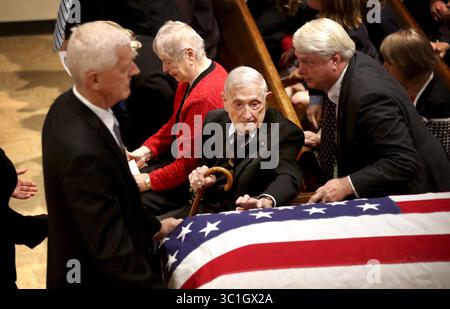 12 mai 2018 - Minneapolis, MN, USA - États-Unis - Harold Gifford se penche pour toucher le cercueil de passage de son frère Quentin Gifford suite à une célébration de service de vie pour le jeune marin sur l'USS Oklahoma qui a été tué à Pearl Harbor le 7 décembre 1941 et honoré à Fort Snelling Memorial Chapel samedi, 12 mai 2018, à Minneapolis, MN. .... Gifford, jeune marin sur l'USS Oklahoma, a été tué à Pearl Harbor, sera enterré avec les honneurs de la Marine samedi au cimetière national de Fort Snelling. (Crédit image : David Joles/Minneapolis Star Tribune/TNS via ZUMA Wire) Banque D'Images
