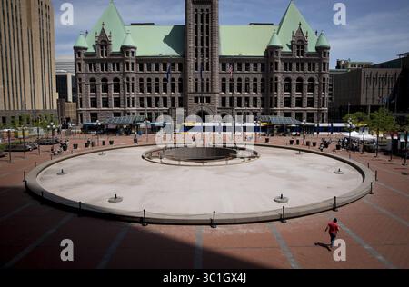 18 mai 2018 - Minneapolis, MN, États-Unis - des gens ont marché près de la fontaine d'eau vide devant le Hennepin County Government Center pendant le déjeuner le vendredi 18 mai 2018, à Minneapolis, Minnesota (image crédit : Renee Jones Schneider/Minneapolis Star Tribune/TNS via ZUMA Wire) Banque D'Images