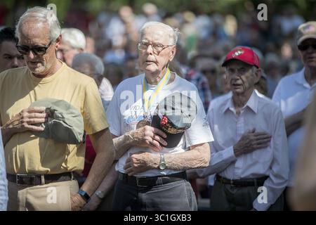 Mai 28, 2018 - Minneapolis, MN, USA - États-Unis - Dan Halverson, cq, centre, une garde nationale de l'armée, 34e division Red Bull et le 168e membre du régime arc-en-ciel qui a combattu en Italie en 1943, 1944, et 1945, a représenté le Posting of the Colors, à la cérémonie annuelle Memorial Day au cimetière de Lakewood, lundi, ma 28, 2018 à Minneapolis, MN. (Crédit image : Elizabeth Flores/Minneapolis Star Tribune/TNS via ZUMA Wire) Banque D'Images