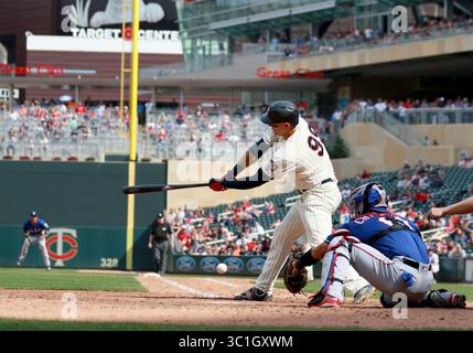 23 juin 2018 - Falcon Heights, MN, USA - États-Unis - avec des bases chargées et deux sorties, les Twins du Minnesota Logan Morrison se balançent et manquent sur une troisième frappe pour mettre fin au match alors que les Twins sont descendus aux Texas Rangers 9-6 samedi 23 juin 2018, au Target Field à Minneapolis, MN..... Rangers at Minnesota Twins (crédit image : David Joles/Minneapolis Star Tribune/TNS via ZUMA Wire) Banque D'Images